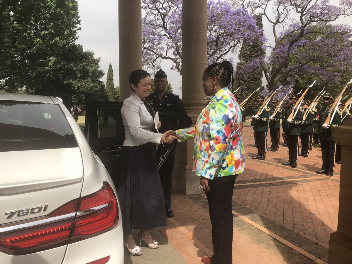 IrlEmbPretoria's tweet photo. Ambassador-designate to the Republic of South Africa @FGilsenanIRL arriving to present her credentials to H.E. President of South Africa, Cyril Ramaphosa. #HOMCredentialsSA #DiplomaticRelations #Working4IRL 🇮🇪🇿🇦 https://t.co/WOTbOD3dBw