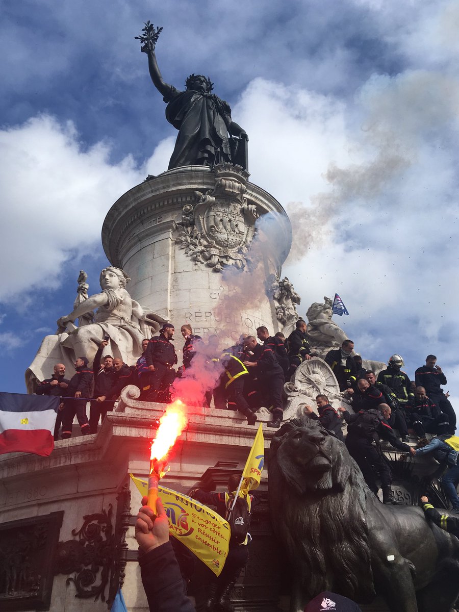 kajakareen's tweet photo. Impressionnante mobilisation des #pompiers  à Paris aujourd’hui aux côtés des hospitaliers en colère ⁦@CGTdesSDIS⁩ https://t.co/XAjyr6Zctj