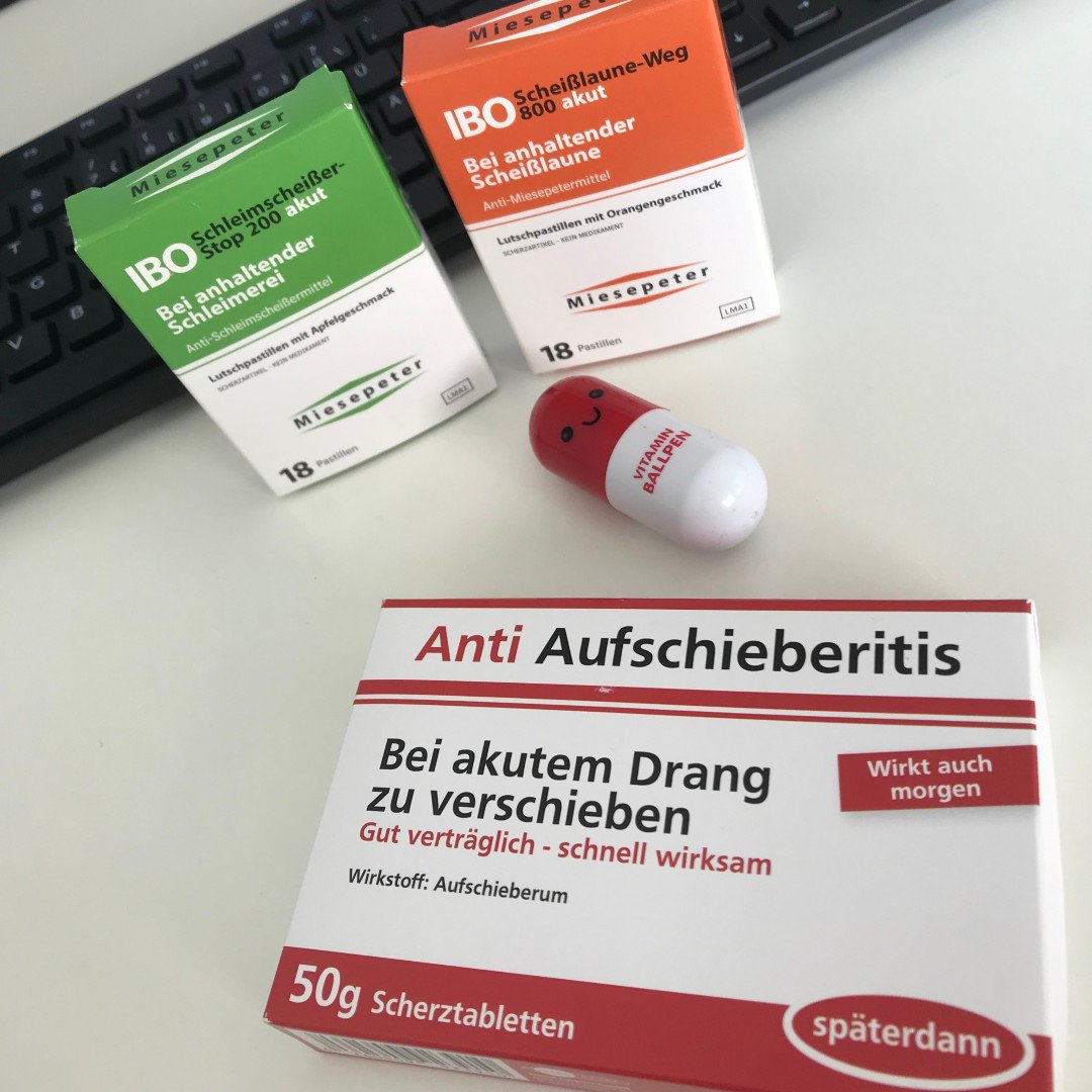 Unsere kleinen #Hilfsmittel im #Büro! 😂 Wir sind für schlechte Tage bestens ausgestattet. 😋 Wie überlebt ihr einen stressigen Bürotag?