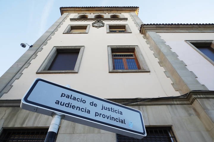 La Audiencia de León absuelve a dos guardias civiles de obligar a clientes de un bar a meterse balas en la boca y cantar el Cara al Sol dlvr.it/RGDY6V