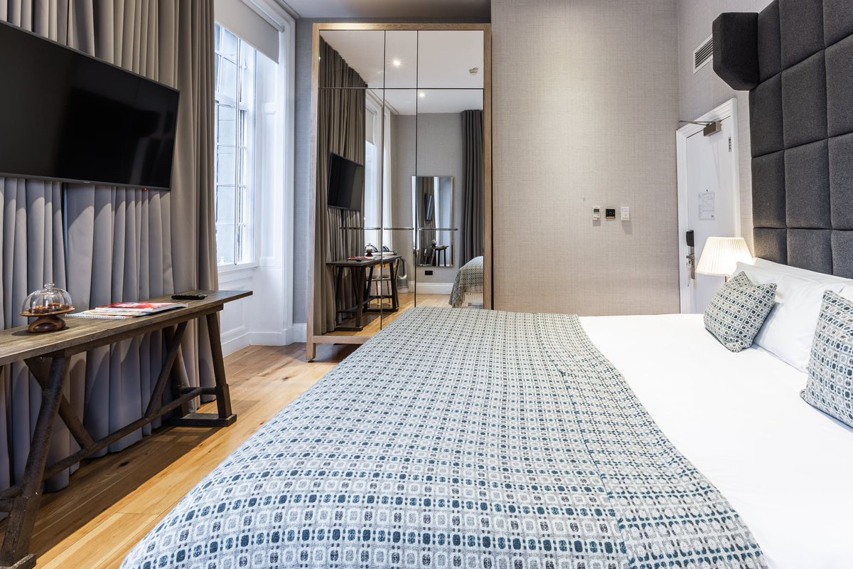 TheInnOnTheMile's tweet photo. All of our bedrooms have lots of original features like extra high ceilings, original cornicing, and huge sash windows to watch the world go by. 

https://t.co/J9ShxPk2yJ

#InnontheMile #RoyalMile #Edinburgh https://t.co/RpRRoJVnGe