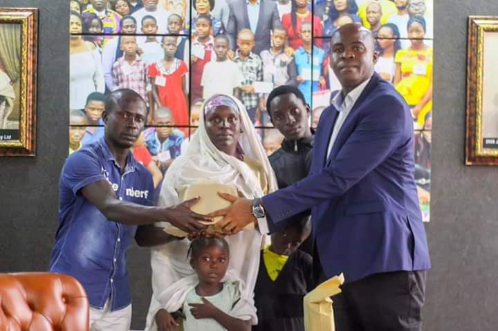 PWaymedia's tweet photo. ©DE_MEDIA_WAY 🔊

Fatima Adamu, a beggar and Mr Usher Titus, a stranger who was called to translate what Fatima was saying while the V.C of Usmanu Danfodiyo University Sokoto, was receiving financial aid from Belema Aid Foundation. https://t.co/wNjo66mfVy