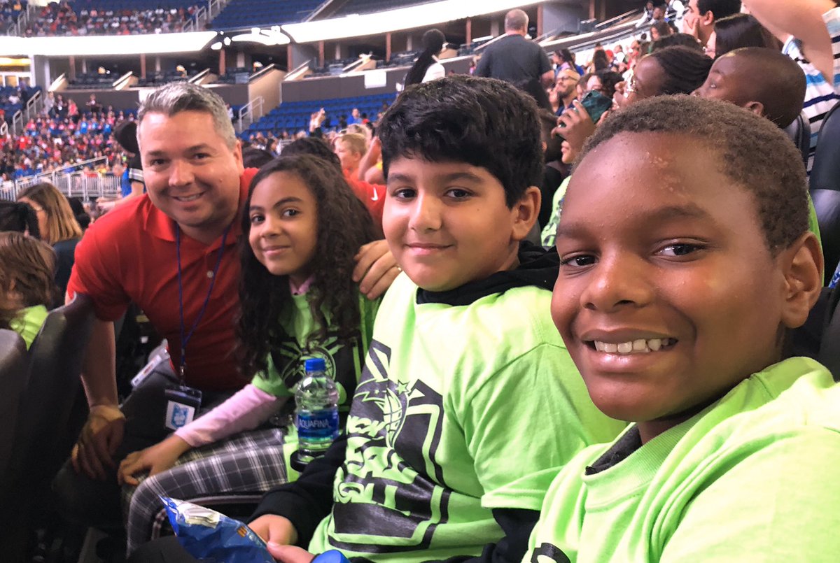 AlomaElem's tweet photo. Amazing celebration this morning! Hard work pays off. Thank you @OrlandoMagic !!! #PickReadRoll @OCPSnews https://t.co/QvYKrxFBF7