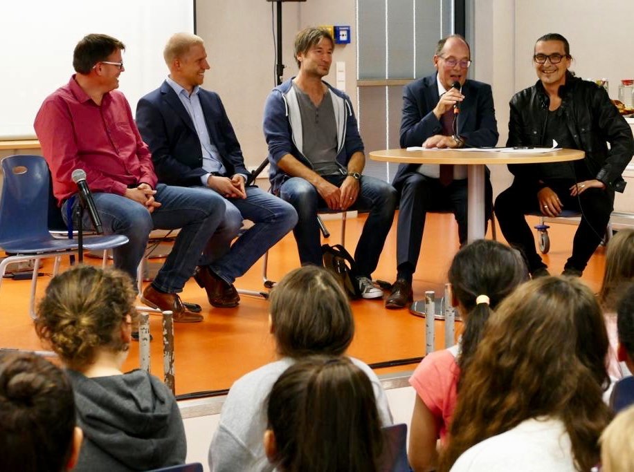 UL_Stiftung's tweet photo. 2/3 Auf Vermittlung der @SparkassePFCW nehmen aus Pforzheim die Nordstadtschule Gemeinschaftsschule und die Brötzinger Schule GWRS teil, aus #Calw die Heumadenschule. Die Schüler*innen werden ihre eigene Version der deutsch-deutschen Liebesgeschichte erarbeiten .

#ULS https://t.co/Q5n6BbkiCC