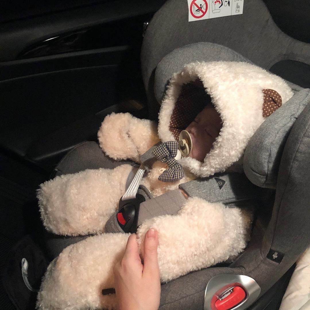 ᤢꪶ 

                     Vía Instagram ;

No puedo creer que esta cosita ahora esté tan grande. Parece que fue ayer cuando lo vestía de osito con @KimJxngin_B y lo sacábamos al parque.