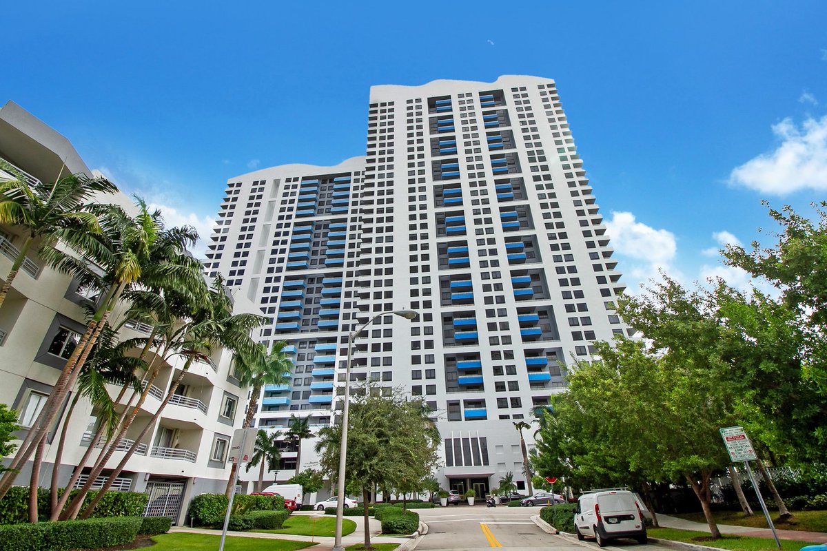 🏡DEAL ALERT‼‼️Recently Repriced 🔑 Make Offer!
Address &amp; New Price: bit.ly/2JPFfnA✅For private showings call Ognjen Prezzi ONE Sotheby's International Realty 305-439-7511