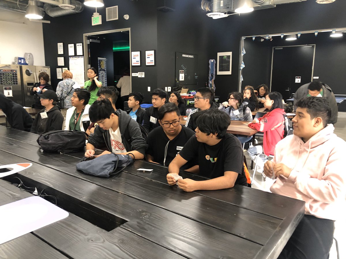 🚨 <a href="/GGUSD/">GGUSD</a> students are being hosted by Razer and getting a behind the scenes look at all the engineering, marketing, and technological roles that makes this company successful in the gaming industry! 🎒📚💻🕹 #DoingMore4OC