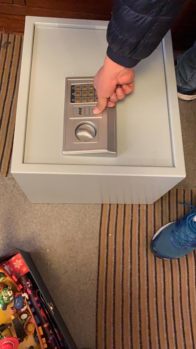 FiscaliaEcuador's tweet photo. #ACTUALIZACIÓN | En allanamiento a domicilio de Luis F., esposo de la asambleísta Gabriela R., se incautó una caja fuerte, libreta de ahorros que detalla pagos al "señor presidente", libretas de notas de pagos, dispositivos electrónicos y material electoral. #FiscalíaEc https://t.co/hwrASCcj55