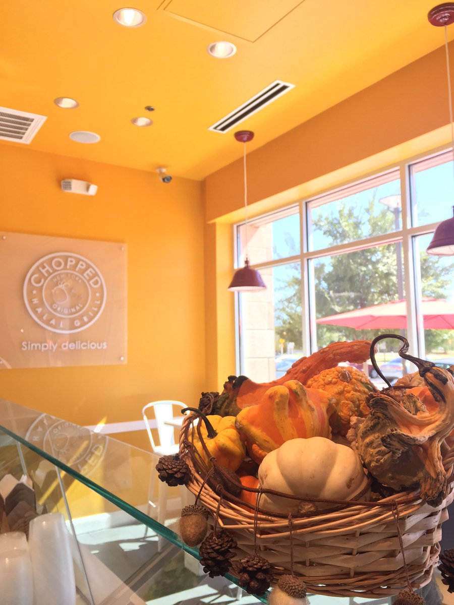 ChoppedHG's tweet photo. Happy fall🍁everyone! #choppedhalalgrill #chickenandrice #gyro #falafel #hummus #pita #kofta #halal #zabihah #mediterraneanfood #newyorkfood #basbousa #baklava #newyorkcheesecake #cheesecake #ricepudding #mangolassi #loadedfries #happyfall https://t.co/EGkgig5AAM