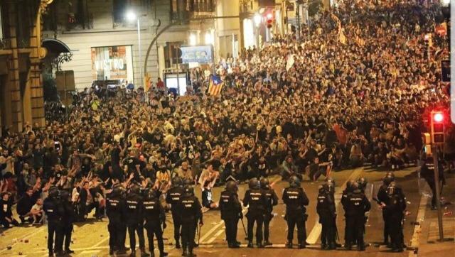 FuerzasDelOrden's tweet photo. 15 frente a 1000.
#Fotaza https://t.co/ugG3d2IWDh