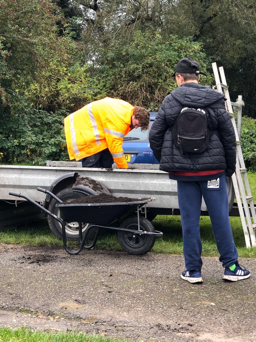 GroOrganicUK's tweet photo. π§± A great day in #hobsmoat with Moat-ivation crew πͺπ½ They have worked so hard today building, #landscaping #groundsman & 2 #enployability qualifications signed off with 2 Phat Passes tick β
π― @WMBuildBlocks https://t.co/rIQkmjGa9g