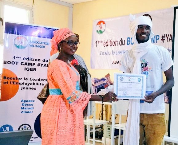 Obianou's tweet photo. Honoréa par #CHOUGABA @NigerYali @amyissaado et de #MAGA_TAKARDA @barry_adelle
Un immense remerciement pour votre témoignage a ma modeste personne. Votre passage as servi un geeks de prise de conscience a la jeunesse.
Nous vous disons #Tanimert 
#Agadez #BootCampYALINiger https://t.co/5MzxCJegyj