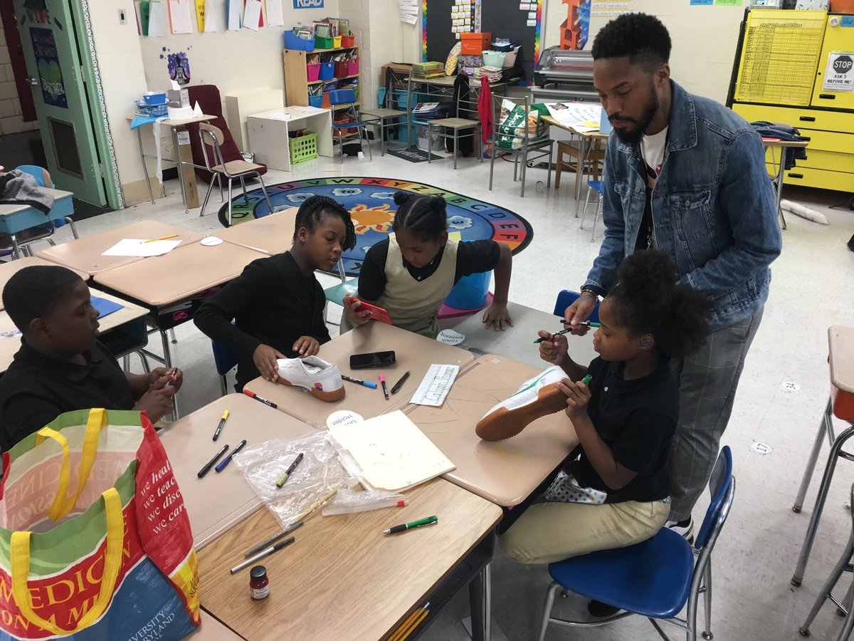 AkioEvans's tweet photo. The enrichment class I taught yesterday evening I’ve geared towards social media and video techniques to elevate their social media presence. Thanks @FRSBmore for the paints! We had fun creating time lapse videos painting shoes. #creativedevelopmentstudios #akiosgloriousheroes https://t.co/irzUk1Skzy