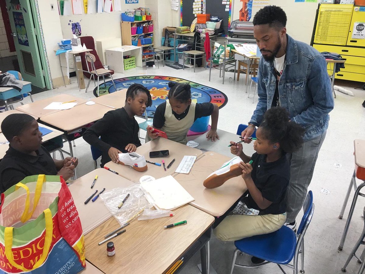 AkioEvans's tweet photo. The enrichment class I taught yesterday evening I’ve geared towards social media and video techniques to elevate their social media presence. Thanks @FRSBmore for the paints! We had fun creating time lapse videos painting shoes. #creativedevelopmentstudios #akiosgloriousheroes https://t.co/irzUk1Skzy