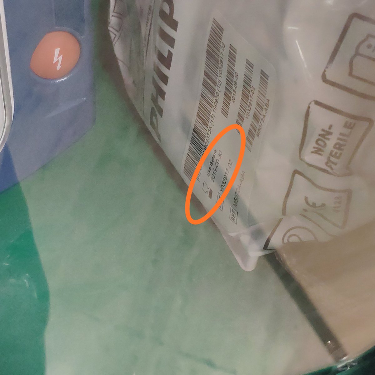 richi_ribeiro's tweet photo. @aeropuertoSVQ Me gustaría informarles que los parches pediátricos del Desfibrilador ⚡ en el Terminal de salidas están caducados 🤔 https://t.co/f29VQAGeWO