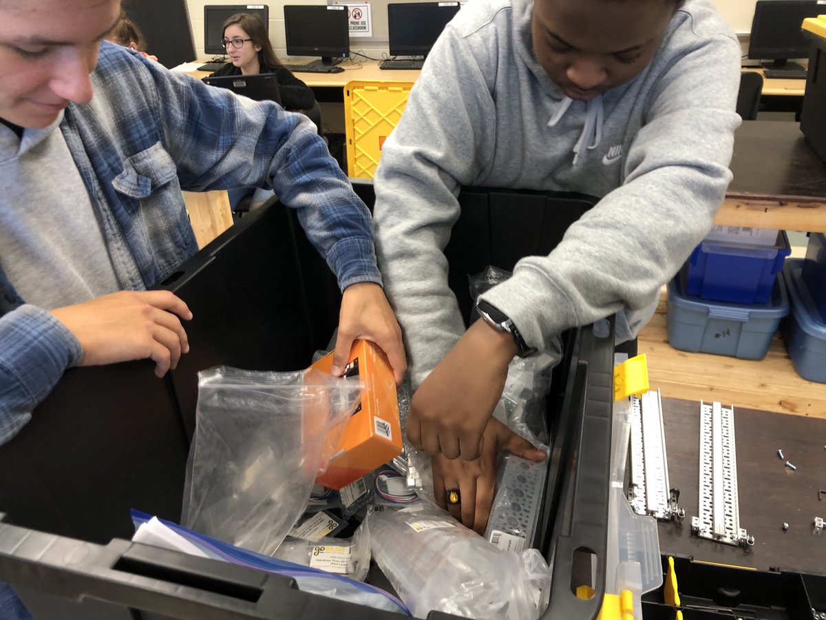 PowhatanHS's tweet photo. And you thought playing with Legos was fun? Students in engineering class work in groups to design and build their own robots met to achieve certain mobility tests in completion between one another. #DL421 #MrWizard #IgniteTheSpark https://t.co/2f5ybf26wy