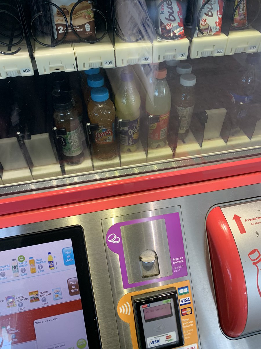 chloeberon's tweet image. Dites @ConnectGares et @SNCF, des dizaines de bouteilles en plastique à usage unique à vendre et pas une fontaine pour remplir une gourde (+ eau chaude dans les wc), c’est ça votre gare du futur ...?
#gestesimple #aixploration #savetheplanet #SayNoToPlastic #LemissionPourLaTerre