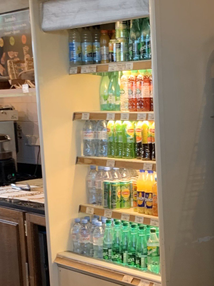 chloeberon's tweet image. Dites @ConnectGares et @SNCF, des dizaines de bouteilles en plastique à usage unique à vendre et pas une fontaine pour remplir une gourde (+ eau chaude dans les wc), c’est ça votre gare du futur ...?
#gestesimple #aixploration #savetheplanet #SayNoToPlastic #LemissionPourLaTerre