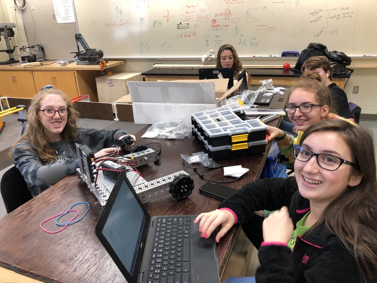 PowhatanHS's tweet photo. And you thought playing with Legos was fun? Students in engineering class work in groups to design and build their own robots met to achieve certain mobility tests in completion between one another. #DL421 #MrWizard #IgniteTheSpark https://t.co/2f5ybf26wy