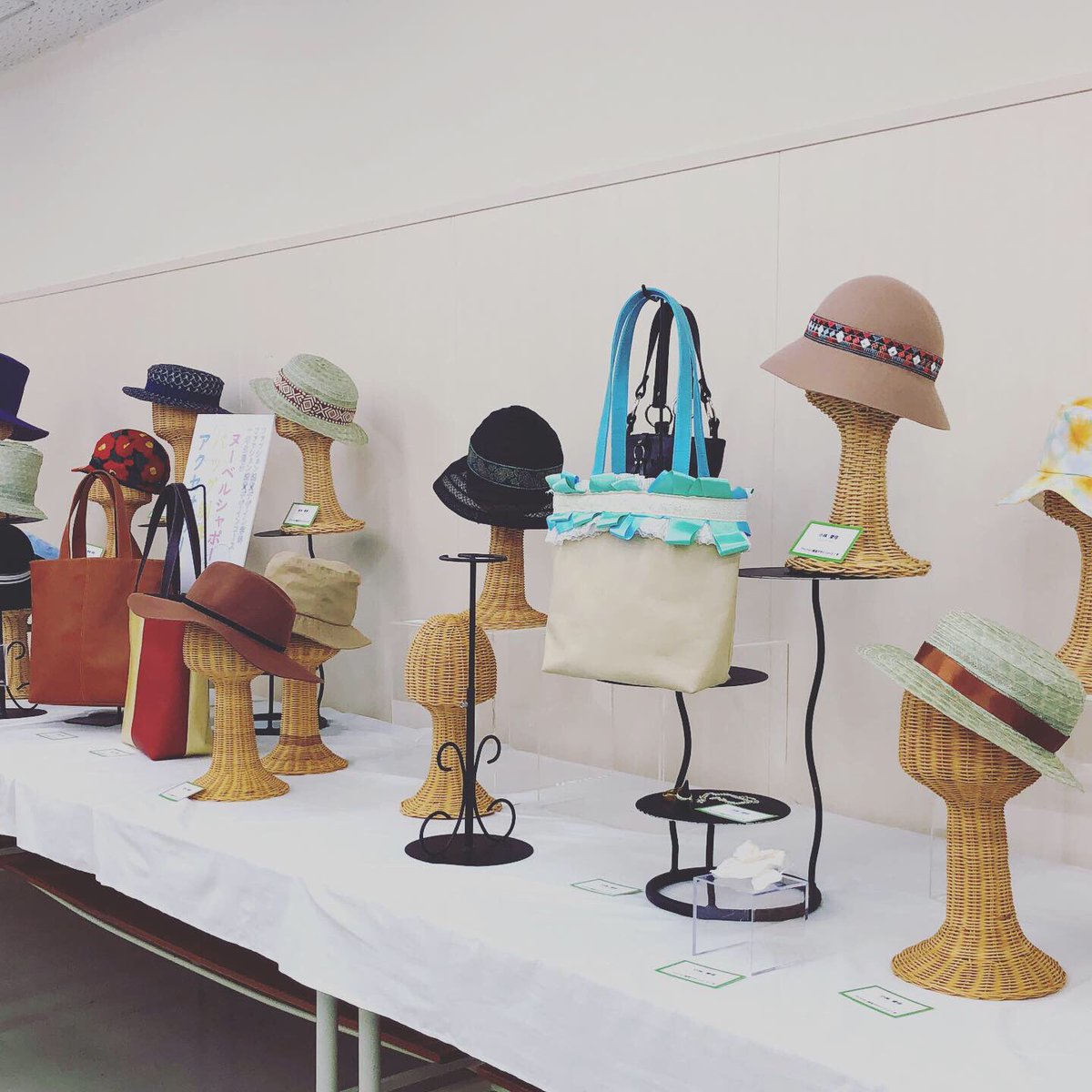 ucf_craft's tweet photo. 上安祭ダイジェスト！
こちらは展示作品。
1年生
シューズコースはパンプス、内羽根シューズ
バッグコースは、ボストンバッグやフランスマチバッグなど
雑貨コースは帽子やアクセサリーなど

1年生は初心者から半年でここまでの勉強をします。 https://t.co/Eqeu1kvnWt
