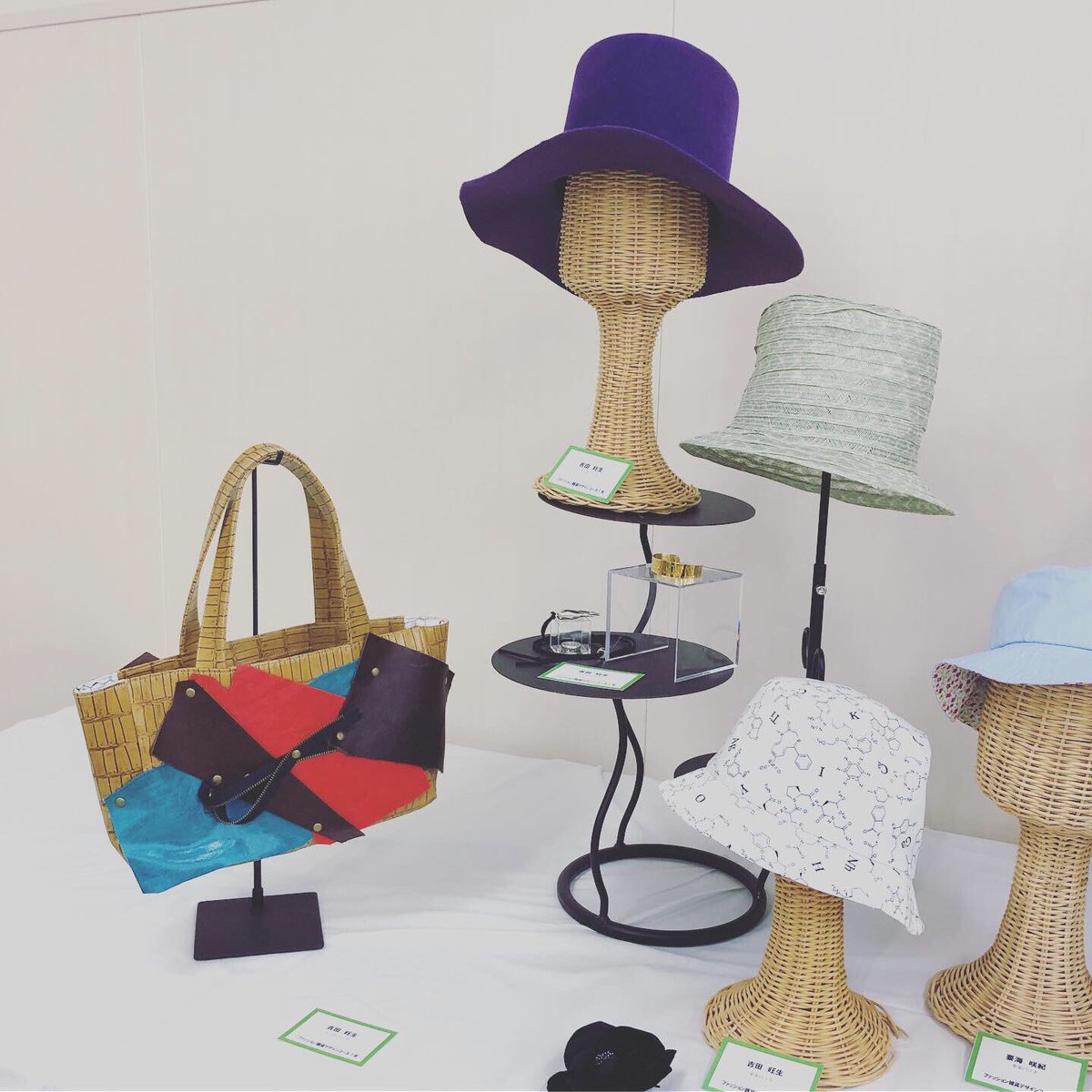 ucf_craft's tweet photo. 上安祭ダイジェスト！
こちらは展示作品。
1年生
シューズコースはパンプス、内羽根シューズ
バッグコースは、ボストンバッグやフランスマチバッグなど
雑貨コースは帽子やアクセサリーなど

1年生は初心者から半年でここまでの勉強をします。 https://t.co/Eqeu1kvnWt
