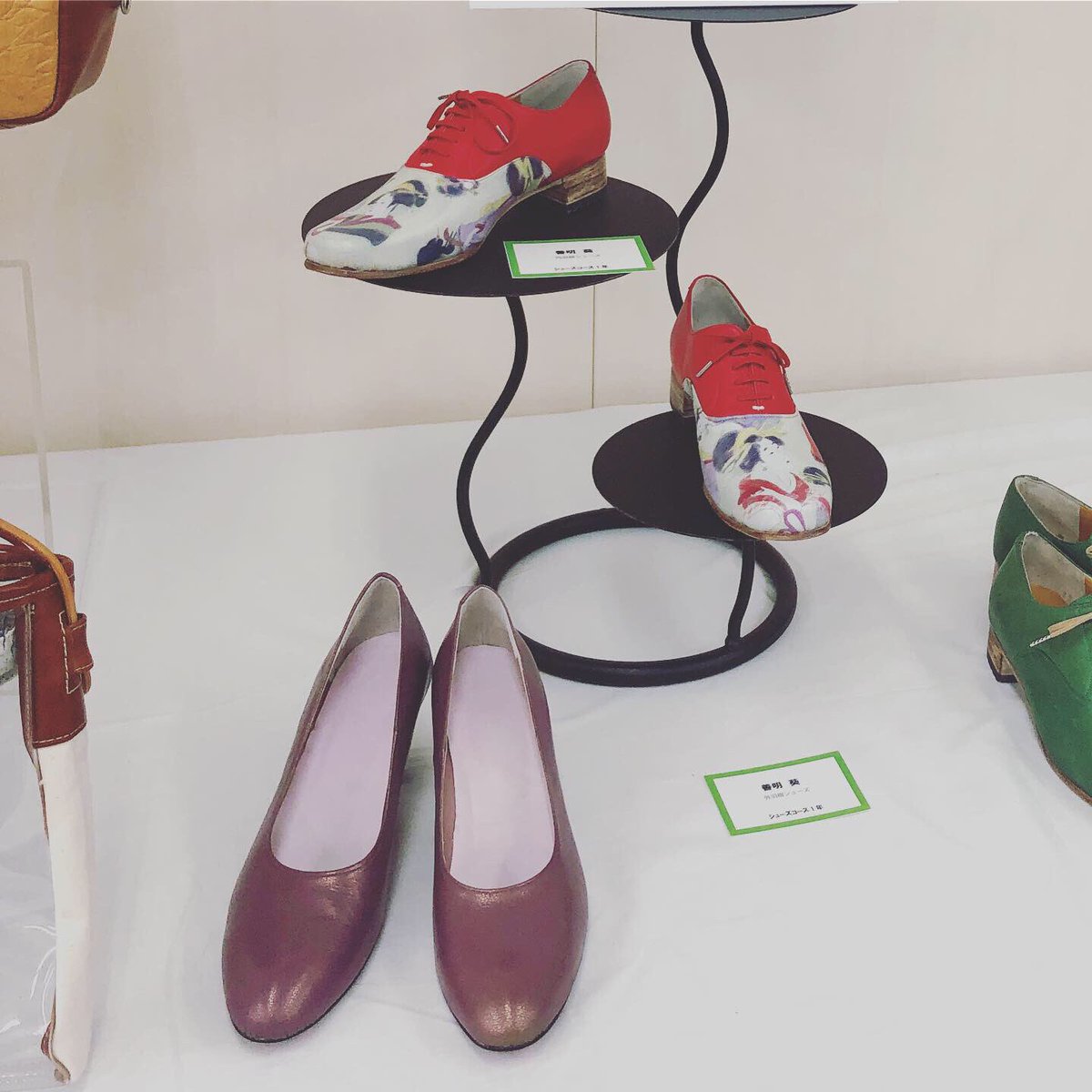 ucf_craft's tweet photo. 上安祭ダイジェスト！
こちらは展示作品。
1年生
シューズコースはパンプス、内羽根シューズ
バッグコースは、ボストンバッグやフランスマチバッグなど
雑貨コースは帽子やアクセサリーなど

1年生は初心者から半年でここまでの勉強をします。 https://t.co/Eqeu1kvnWt