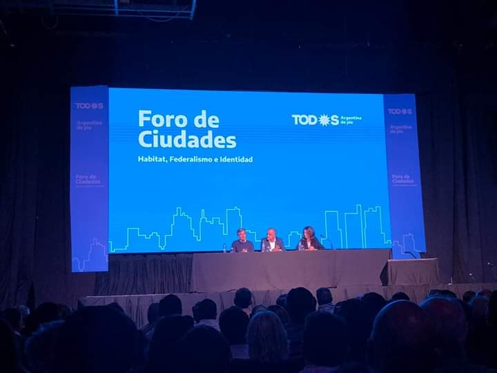 EmpoderadosRG's tweet photo. #ForoDeCiudades 
"Hábitat, Federalismo e Identidad"
Fue un encuentro convocado por el Bloque Federal de Intendentes Justicialistas de la Fed Arg de Municipios. Además de @alferdez
participaron la presidenta de la FAM @magariovero y el electo gobernador del #Chaco @jmcapitanich https://t.co/fio4F2mzUP