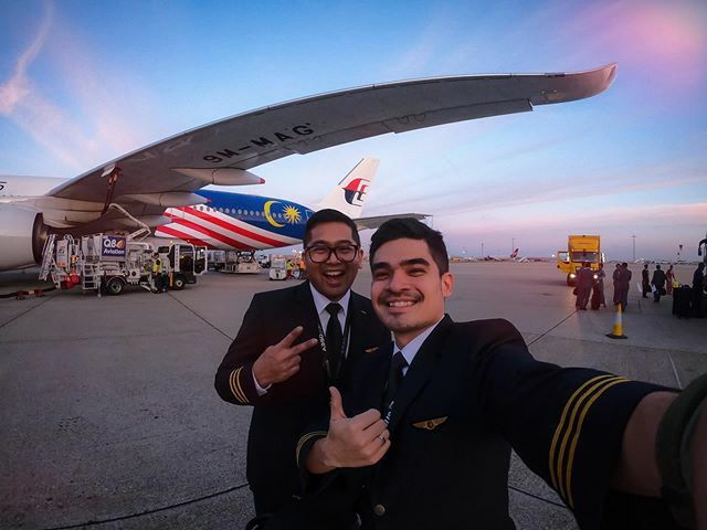 yoskadejong's tweet photo. Hello again London ☀️
.
#malaysiaairlines #mhcrew #instacrew #instaaviation #airbus #a350 #avgeek #aviation #aviationdaily #airplanes #aviationpics #gopro #goproaviation #goproselfie #goproflight https://t.co/31MpZ6B771 https://t.co/nRI5XZNSWF