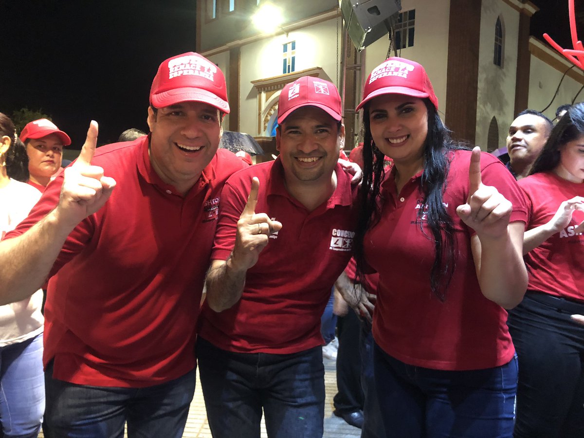 Con el #1 del la lista del concejo de Sabanagrande <a href="/PartidoLiberal/">Partido Liberal</a> en el gran cierre de campaña de Gustavo de la Rosa, próximo alcalde de este municipio con el favor de Dios.
•
•
•
•
#IdeasQueConstruyen
#NacimosParaServir
#MarcaL51Asamblea