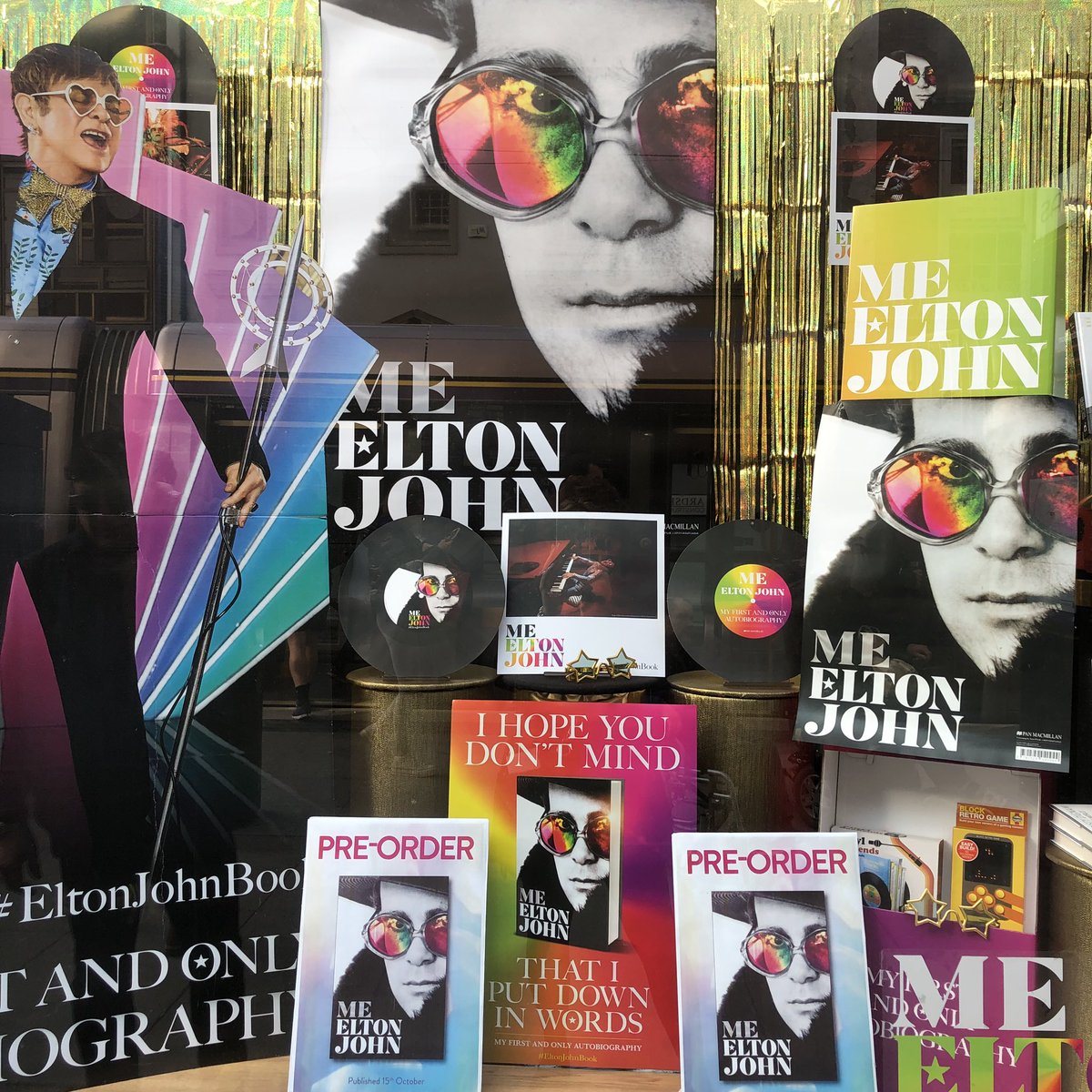 Love this display of the #EltonJohnBook in Dublin. Can’t wait to read the book and see <a href="/eltonofficial/">Elton John</a> in concert next week in Toronto! 🇮🇪❤️🇨🇦