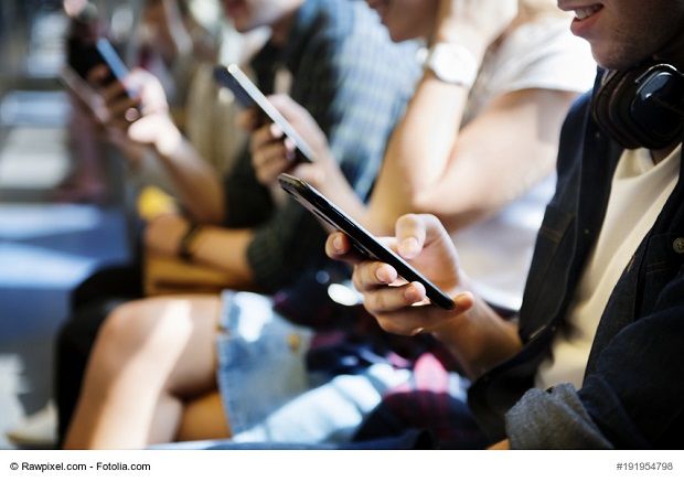 Die Geschwindigkeit, mit der Jugendliche zwischen zehn und 19 Jahren auf Touchscreens tippen, nimmt rasant zu und schliesst zur Schnelligkeit mit klassischen PC-Tastaturen auf. buff.ly/2INe6lF