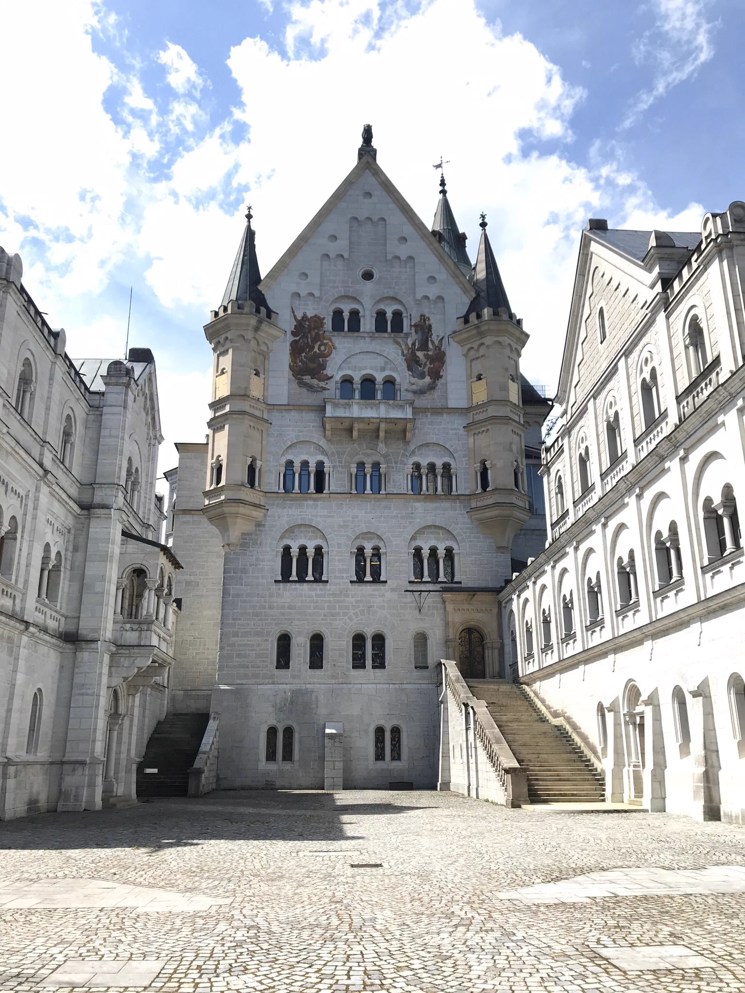 @aoiroitigou 通りがかり失礼します。
春に現地に行った写真を漁ってきましたが再現度にビビりました…内部が気になります 