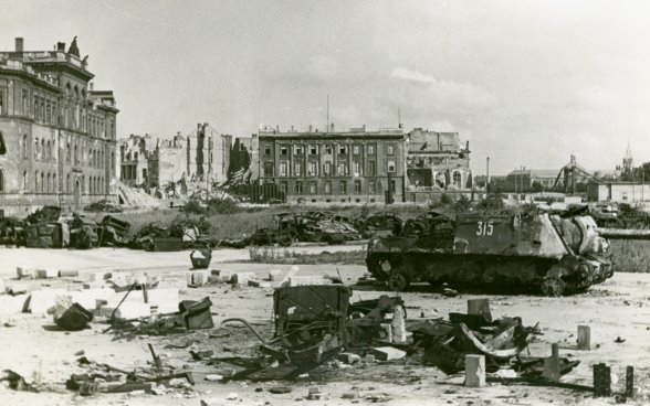 CHBotschaftDE's tweet image. Es ist das einzige Haus im #Spreebogen, das den Zweiten Weltkrieg ohne grössere Schäden überstanden hat. 2000 wurde das Gebäude, das unter verschiedenem Status seit den Anfängen der Weimarer Republik durch all die turbulenten Zeiten ausgeharrt hatte, wieder als Botschaft bezogen.