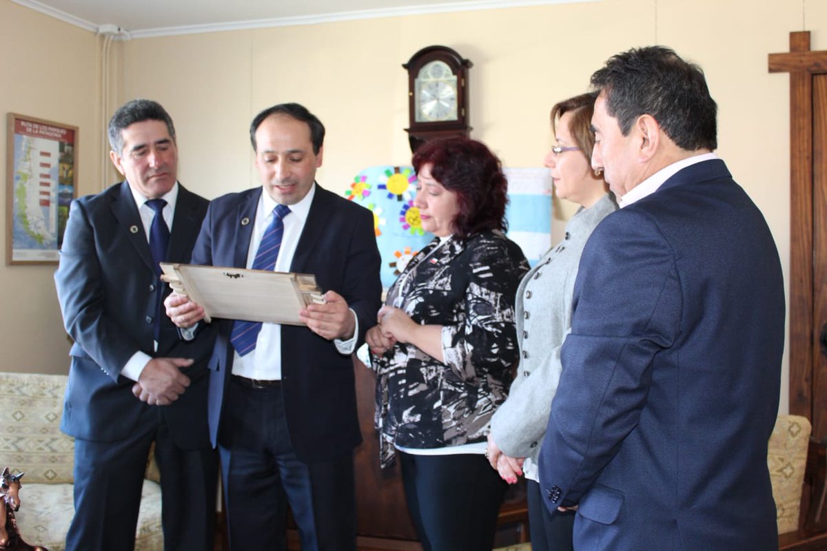 Comienza la jornada de día martes con el saludo protocolar que realizó nuestra Gobernadora <a href="/Anita_Mayorga/">Ana Mayorga</a> a la Ilustre <a href="/mtorresdelpaine/">Municipalidad Torres del Paine</a> y al alcalde Roberto Cárdenas con motivo del aniversario número 39 de la comuna. #ChileEnMarcha