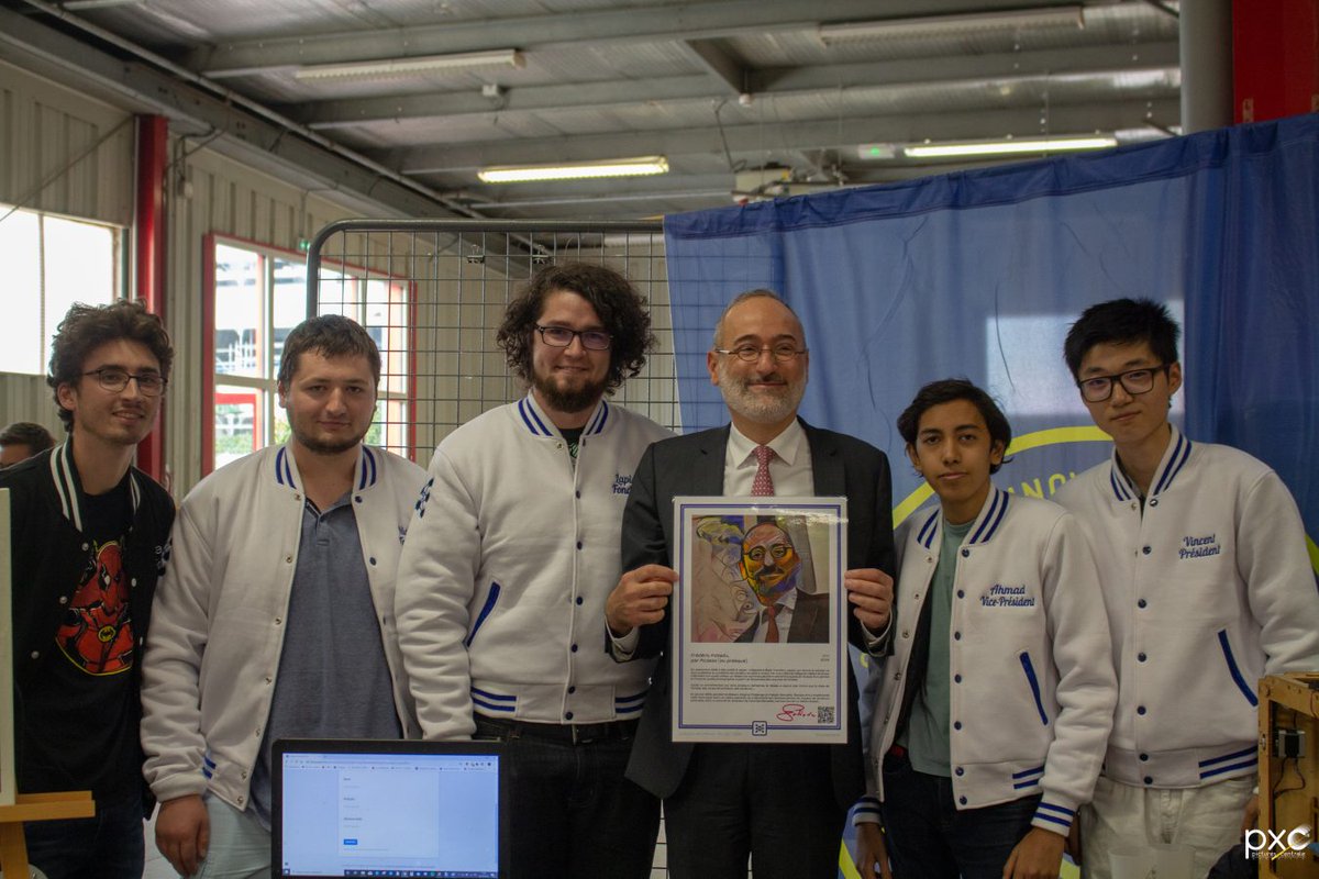 Émotion, c'est probablement le mot qui décrit le mieux mercredi dernier.
Les associations Centrale Marseille ont souhaité un bon départ à Frédéric Fotiadu, directeur de <a href="/CentraleMars/">Centrale Marseille</a>  depuis 10 ans. 

Merci infiniment <a href="/ffotiadu/">Frédéric Fotiadu</a>, bonne continuation !

photo : <a href="/PXC_ECM/">PXC</a>