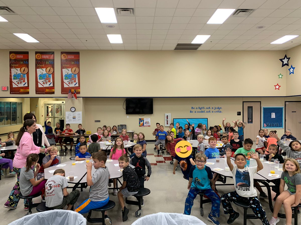 Poptarts with the Principals!! 2nd grade was our September attendance winners for the campus!!@7HillsNISD <a href="/7HillsSammons/">Laura Whitlock-Sammons</a> <a href="/kmitchell022/">Kelly Mitchell</a> <a href="/7HillsTucker/">Meghan Tucker</a> <a href="/TaraHeady/">Tara Heady</a> <a href="/7HillsBlackburn/">Kim Blackburn</a>