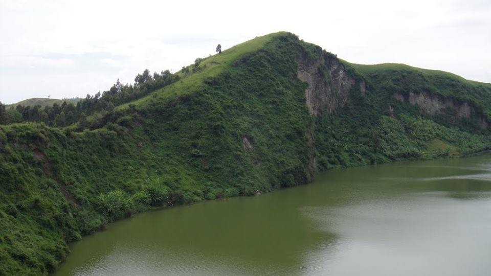 Citoyen_Celeste's tweet photo. #RDC :Le Lac Vert, est un lac de cratère situé à environs 15 kilomètres de Goma dans la province du Nord-Kivu 🇨🇩.
.@DrcViva #visiterdcongo @TourismeRDCongo @BunkuluYves @JoelNtu44149398
@OliviaTshika https://t.co/XGQ6WTbS6G https://t.co/xjK4av2I2B