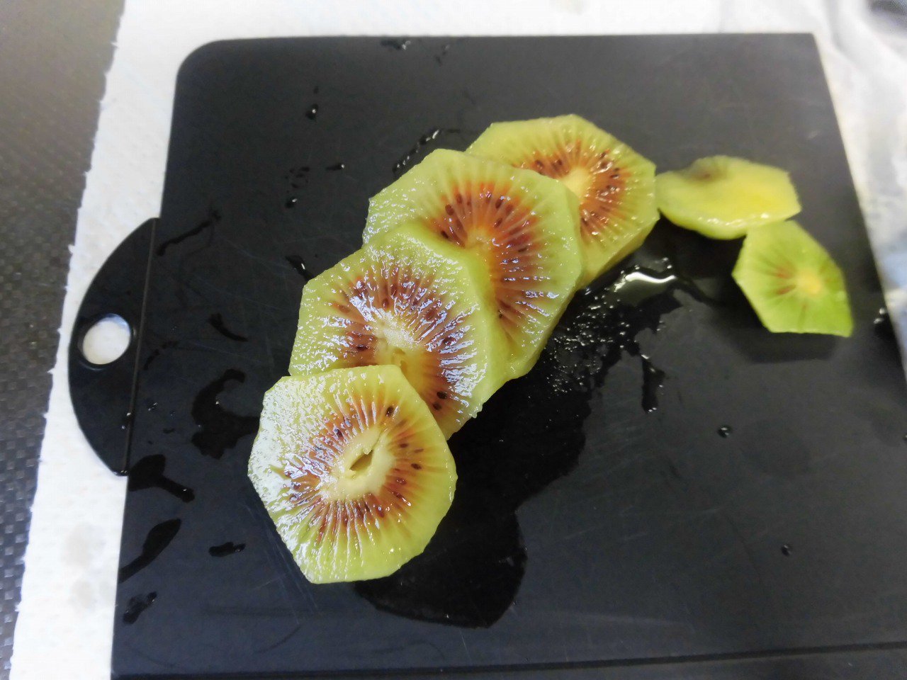 グッドキャット おおおーーーーーーーー すごい 美味しそう キウイって 雄と雌があって 雄は実が付かないけど 雌 キウイだけでは 実がなれないから雄花の花粉がいるみたいで この前食べたキウイの種を採取したけど種からだと同じ品種にはならない