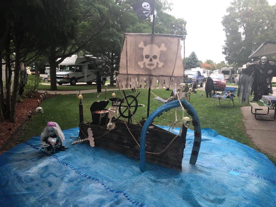 RecProUSA's tweet image. Sent in from our customer, Cheryl. Who else decorates their camper for the holidays?!