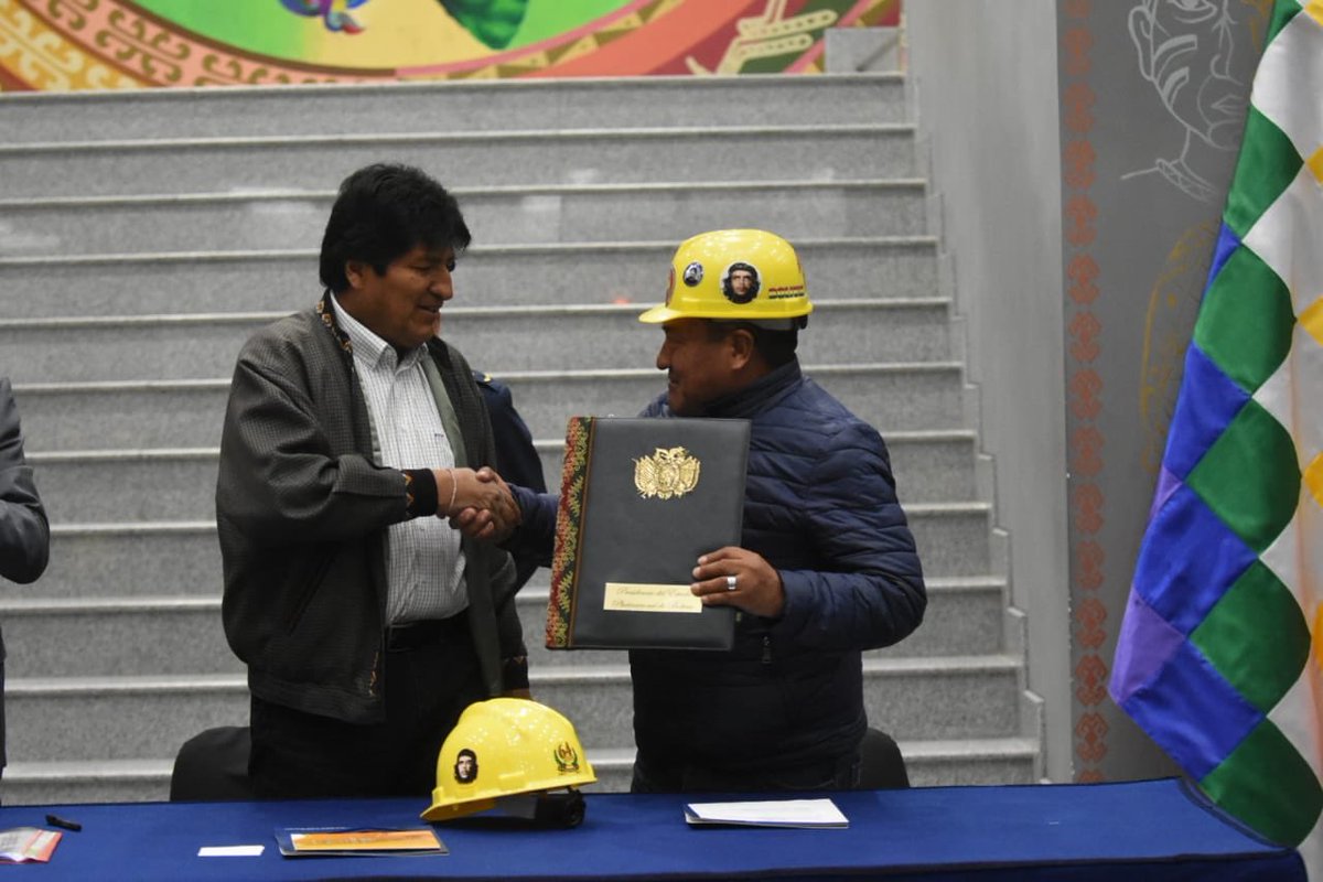 evoespueblo's tweet photo. Promulgamos la Ley de
Seguro Obligatorio contra Accidentes para la Trabajadora y Trabajador en el Ámbito de la Construcción compatible con el #SUS. Nuestra política es cuidar la vida y garantizar seguridad y derechos del pueblo trabajador que aporta al crecimiento. #FuturoSeguro https://t.co/H8bf3cDHpE