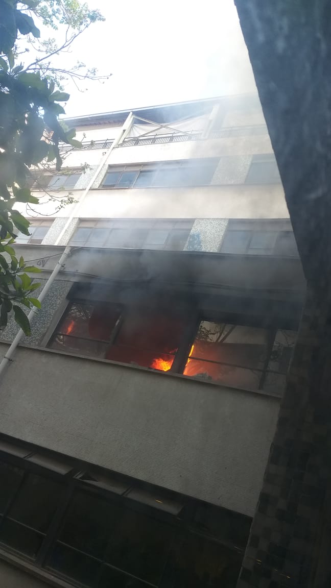 Cesar84000376's tweet photo. A que nivel hemos llegado,tiene que morir un niño que si quiere estudiar #leyanticapuchas ahora .@AlessandriFelip para esto de una vez, pierde el miedo .
Incendio inspectoria provocado por capuchas .@andreschadwickp @carreragonzalo @EmblematicosUni @eljorgearanci @CNNChile https://t.co/4bxQbwA4uB