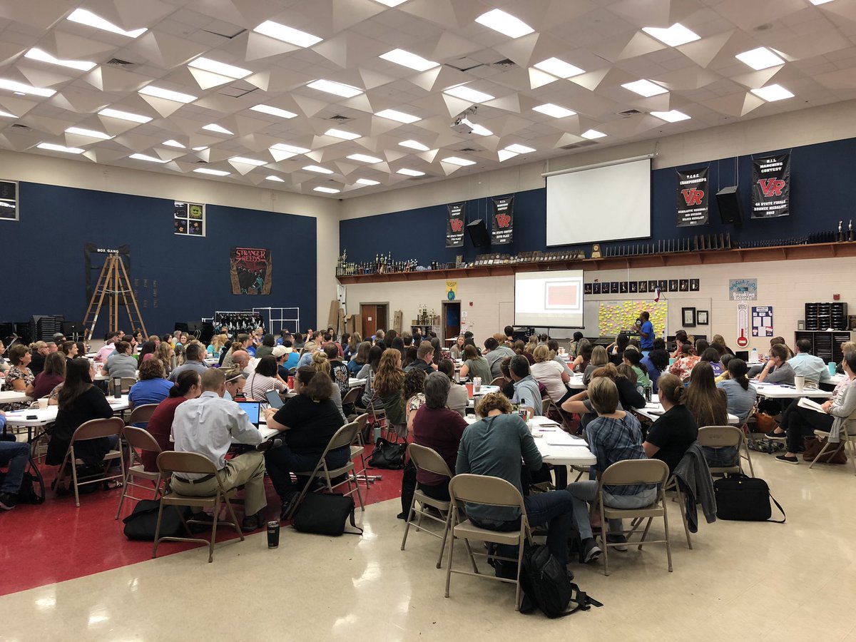 Full house for <a href="/ColinESeale/">Colin Seale, J.D.</a> presenting about Critical Thinking being the key to classroom management!! #1LISD #criticalthinking #LISDCIC