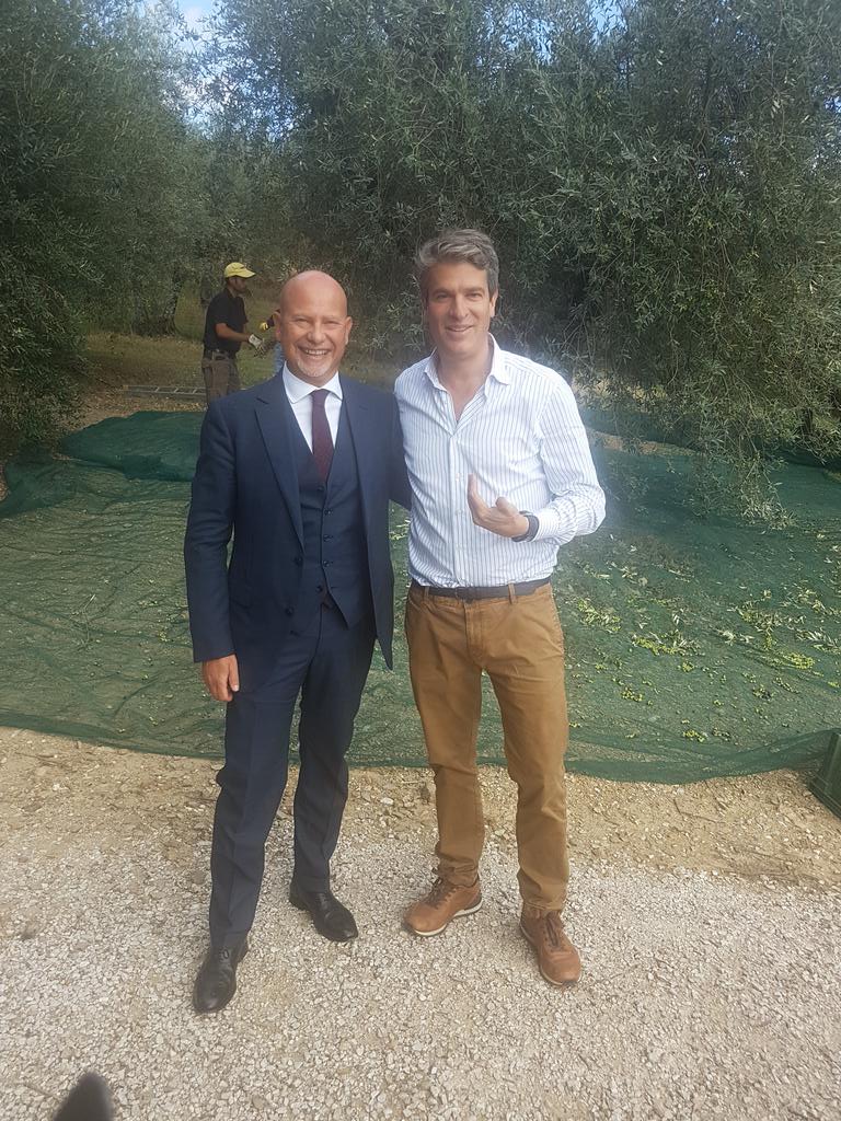 Emirates Experience al Castello  Monte Vibiano in Umbria: presso l'omonima azienda che produce olio d'eccellenza servito a bordo della Prima e Business Class. L'aerolinea emiratina  opera 56 voli settimanali dall'Italia  a Dubai. Era presente  Flavio Ghiringhelli Country Manager