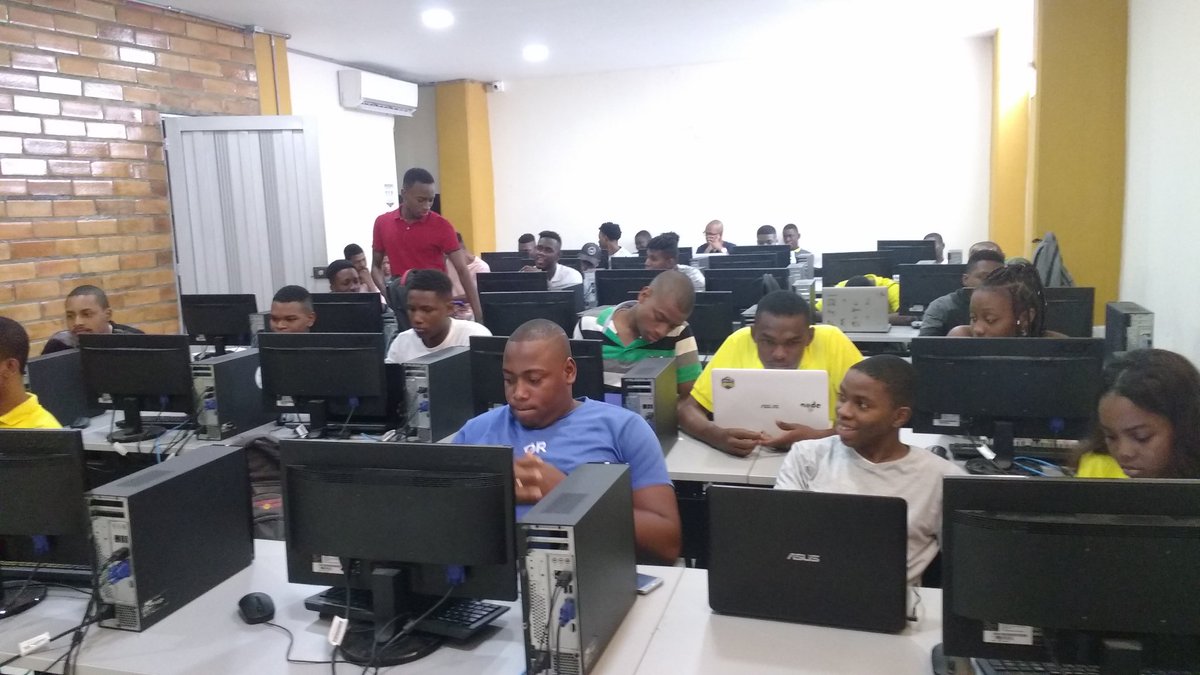 QuibdoJs's tweet image. Iniciamos el #quibdojs en @Uniclaretiana 😁😁