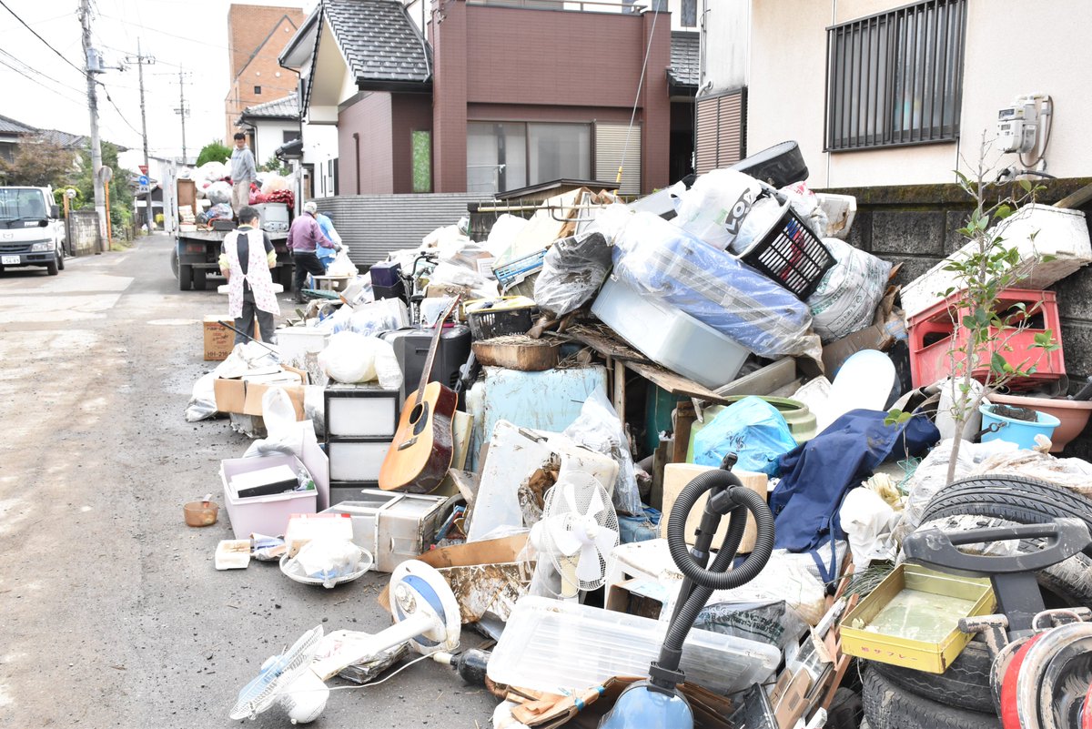 下野新聞栃木支局 Twitter પર 台風19号 災害ごみも深刻です 市内の仮置き場は長蛇の列 浸水が激しい地域は車が動かず 道路脇にごみが山のように積まれています 地元の人の話では 不法投棄にも悩まされているそうです てょ 台風19号 栃木市 災害ごみ 不法