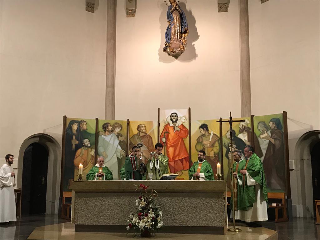 SeminariBcn's tweet photo. Ahir li va celebrar la seva primera #missa al @SeminariBcn Mossèn Carlos Bosch. Gràcies! Preguem per a que siguis un sant #sacerdot @esglesiabcn https://t.co/Dw3sMzqiPd
