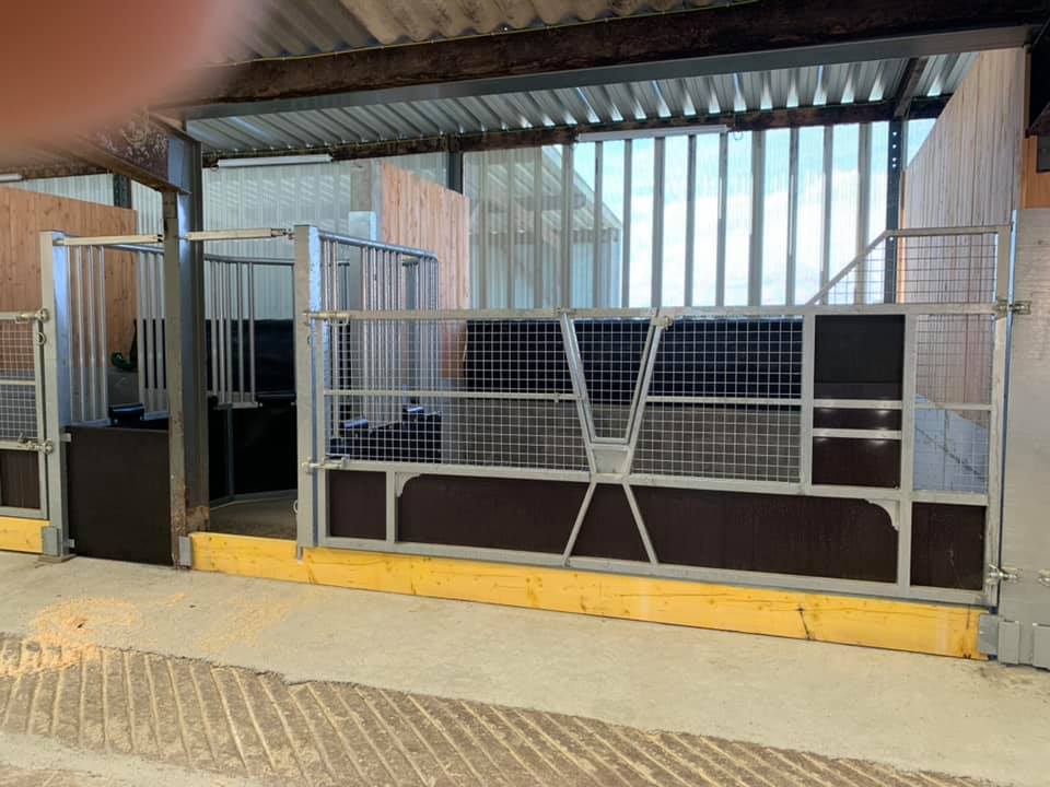 Technibelt's tweet photo. [Dernière réalisation TECHNIBELT]

Passage de tête sur barrières de stabulation avec râtelier à foin secteur pivotant.
Tout pour l'aménagement de vos stabulations ici : https://t.co/RQWVSYzvBm 

#stabulation #barrière #râtelier #pivotant #chevaux #technibelt https://t.co/CNa3a8SaNP