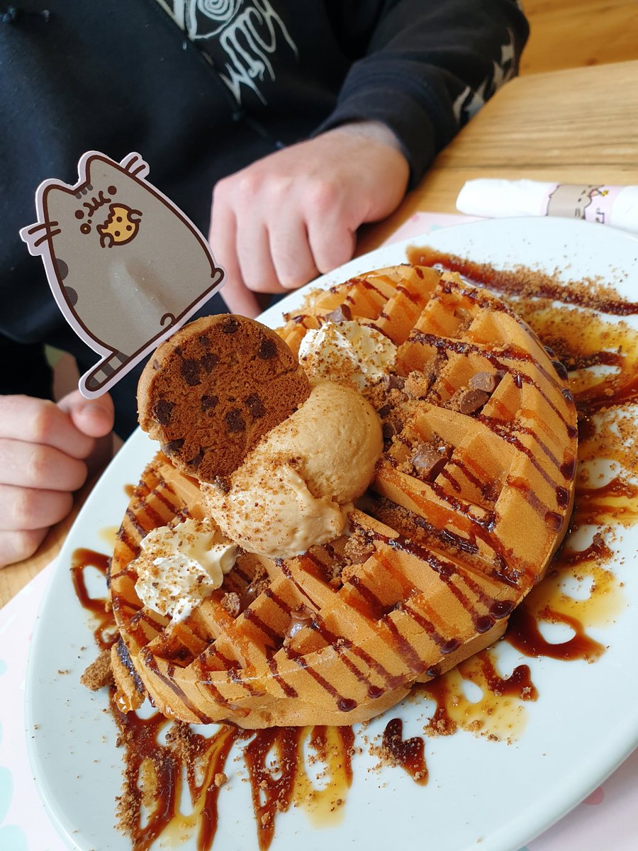 Yrrubsllip's tweet image. Pusheen cafe in Brighton. So adorable. #artboxcafe