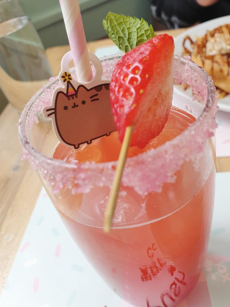 Yrrubsllip's tweet image. Pusheen cafe in Brighton. So adorable. #artboxcafe
