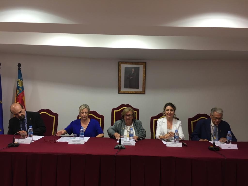 IICOMV's tweet photo. 📷La presidenta del #ICOMV, la Dra. Hurtado @DraMHurtado, en la Mesa Redonda de la @RAMCV1831 con motivo del #DíaMundialdelaSaludMental: “Prevención del suicidio: Conect@ con la vida” https://t.co/eaD5yACv3s